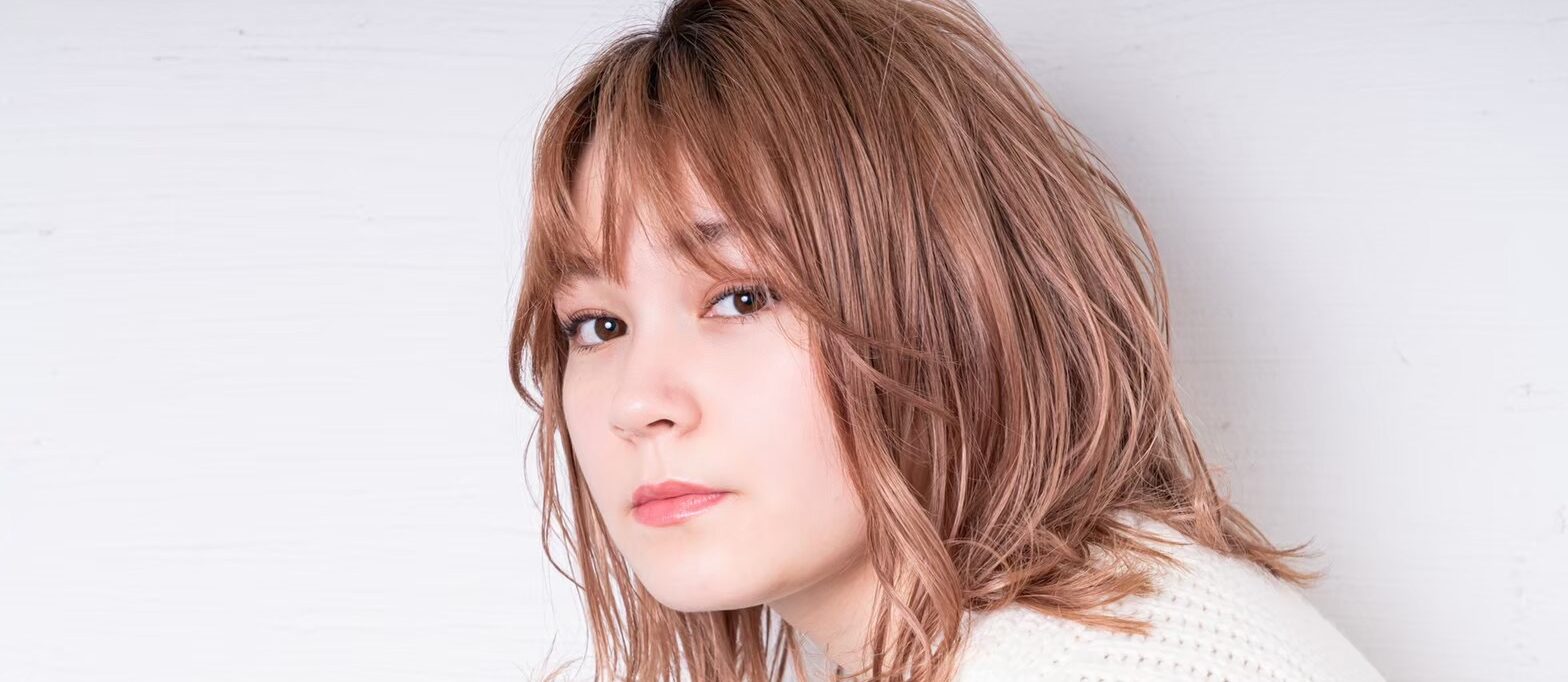 z=-Hairdresser's hands with scissors