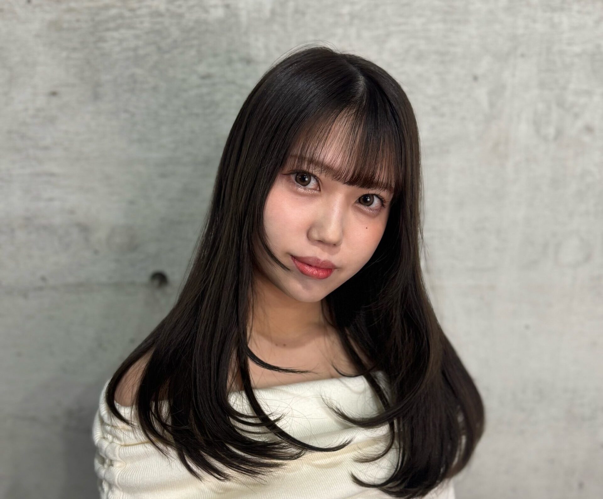 z=-Hairdresser's hands with scissors